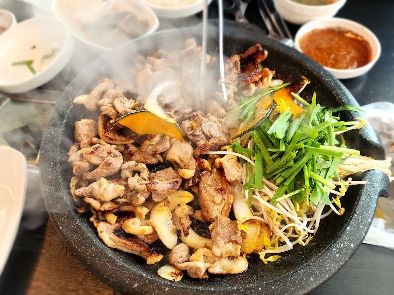 불판 위에서 맛있게 익어가는 오리고기