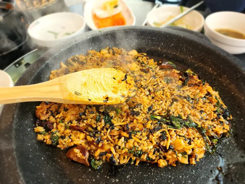 하트 모양으로 만들어진 볶음밥