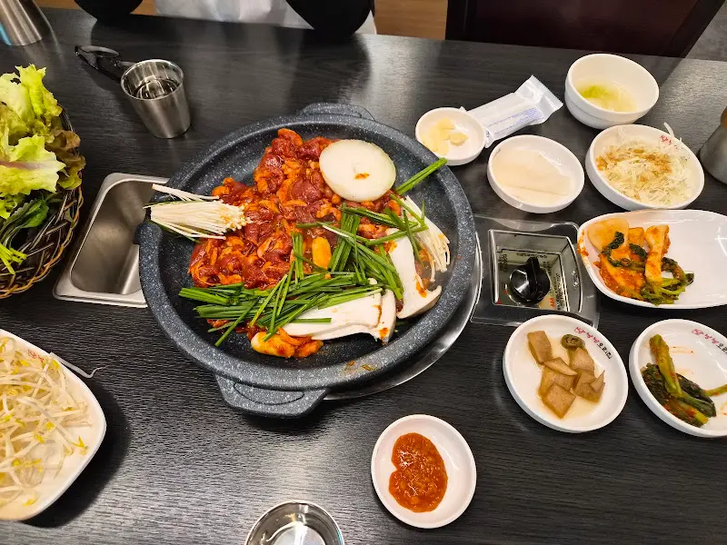 푸짐하게 차려진 오리고기 한 상 차림