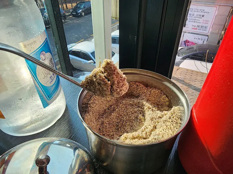 들깨가루가 듬뿍 들어간 모습