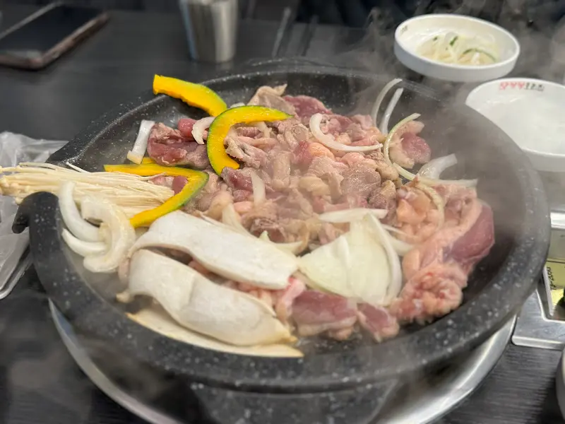 오리고기와 버섯, 양파를 함께 구워먹는 모습