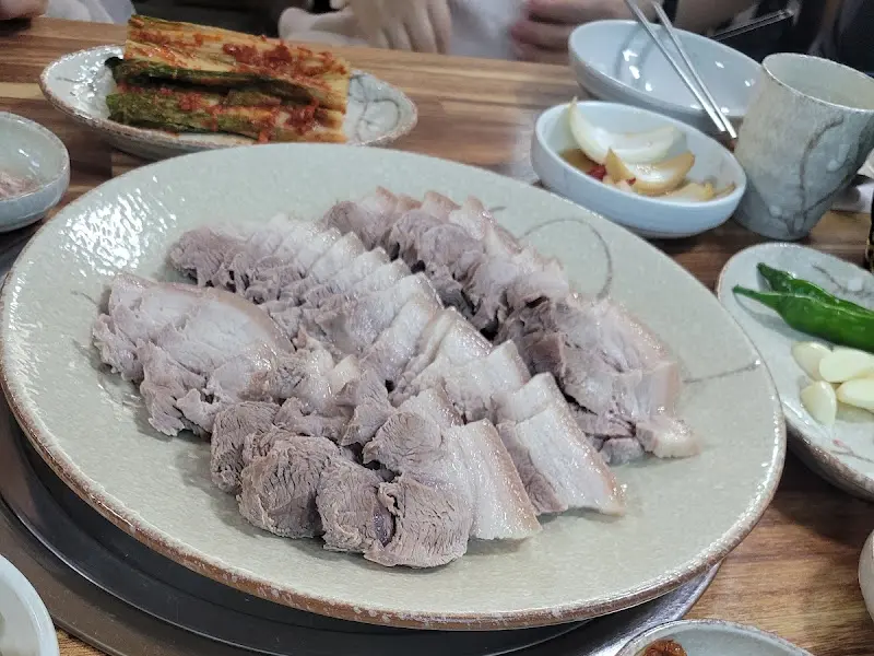 윤기가 흐르는 촉촉한 수육