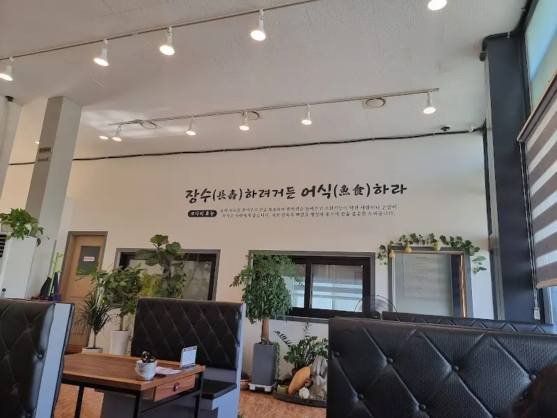 깔끔한 식당 내부 인테리어