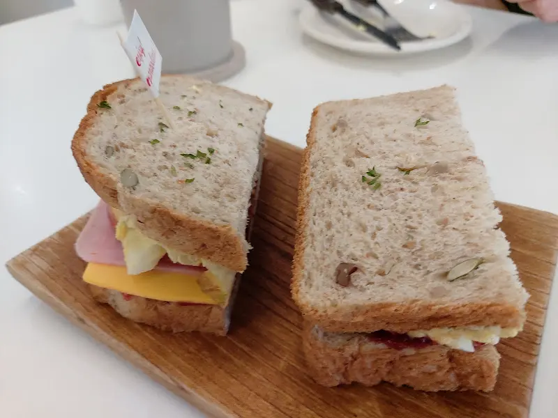 토마토 루꼴라 그릭요거트 샌드위치