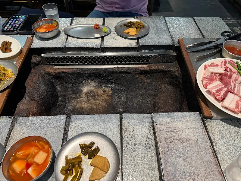 푸짐한 건더기가 인상적인 검은콩 된장찌개