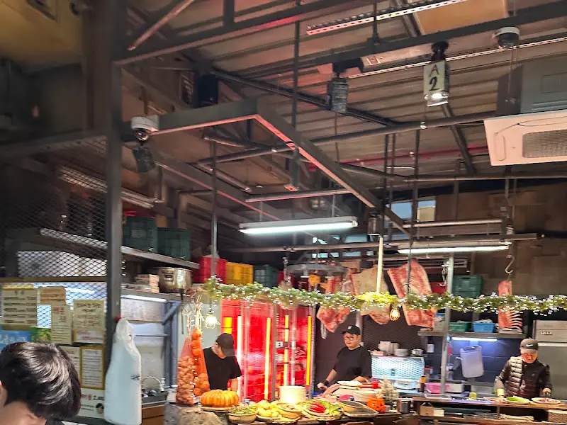 산청숯불가든의 활기 넘치는 내부