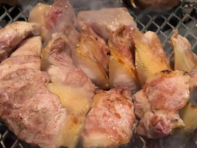 숯불 위에서 익어가는 흑돼지 오겹살