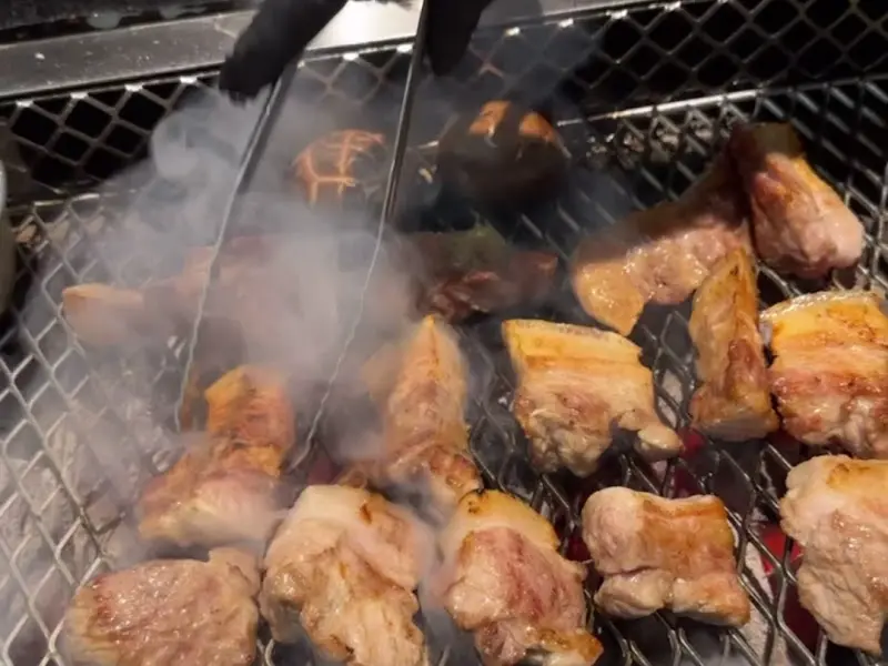 전문가의 손길로 구워지는 흑돼지