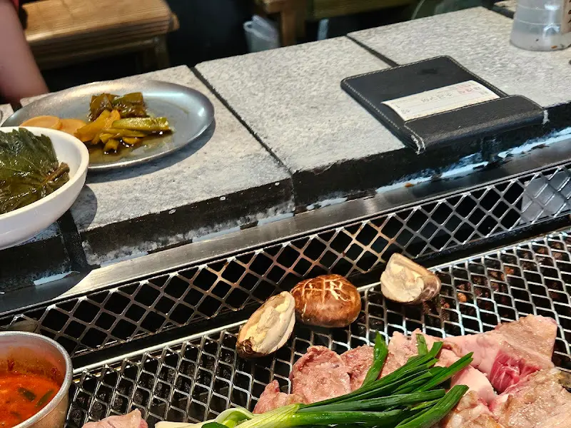 숯불과 함께 구워지는 버섯과 흑돼지