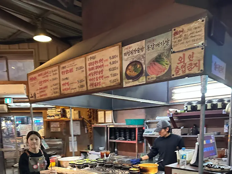 메뉴판과 분주한 주방