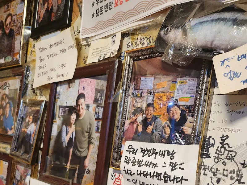 벽에 걸린 사진들