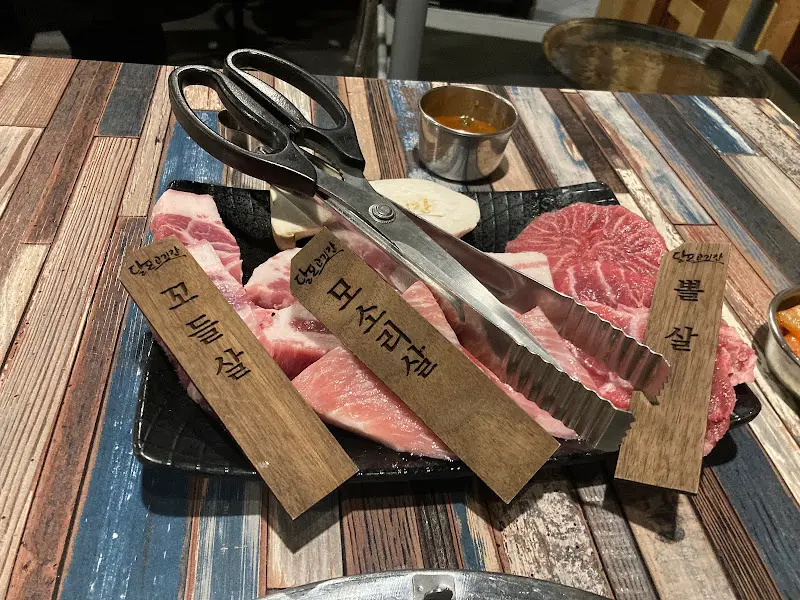 다양한 부위가 담긴 돼지고기 모듬 한 상