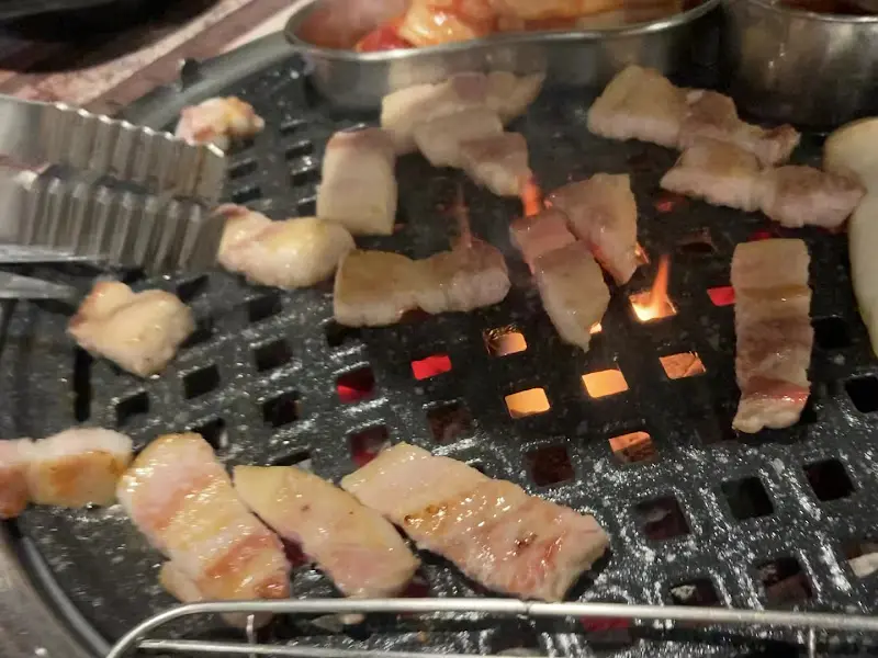 숯불 위에서 맛있게 익어가는 삼겹살