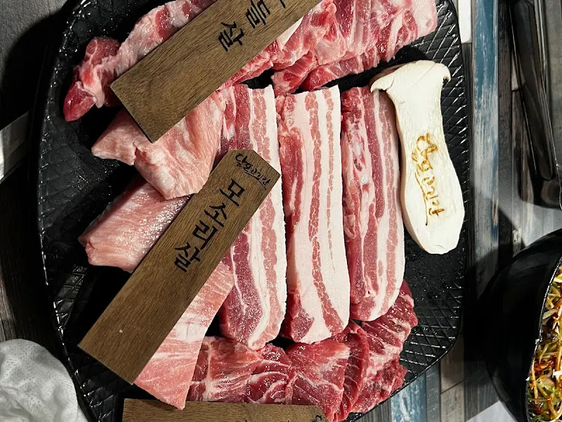 신선한 돼지고기 모듬