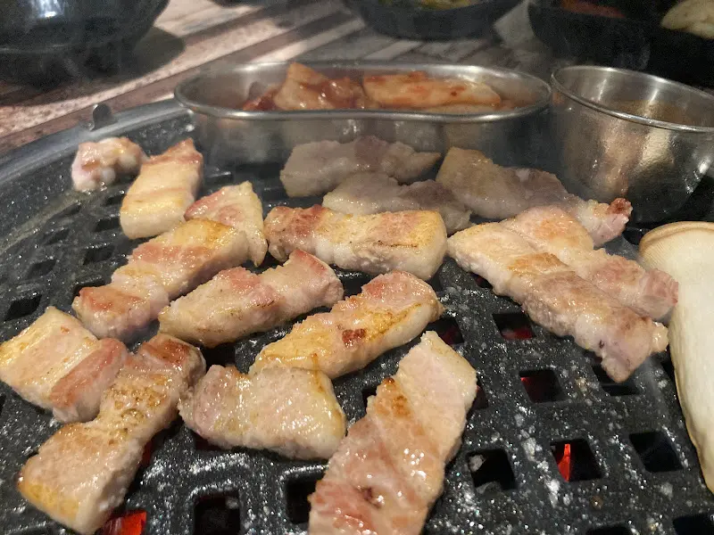 불판 위에서 맛있게 익어가는 돼지고기