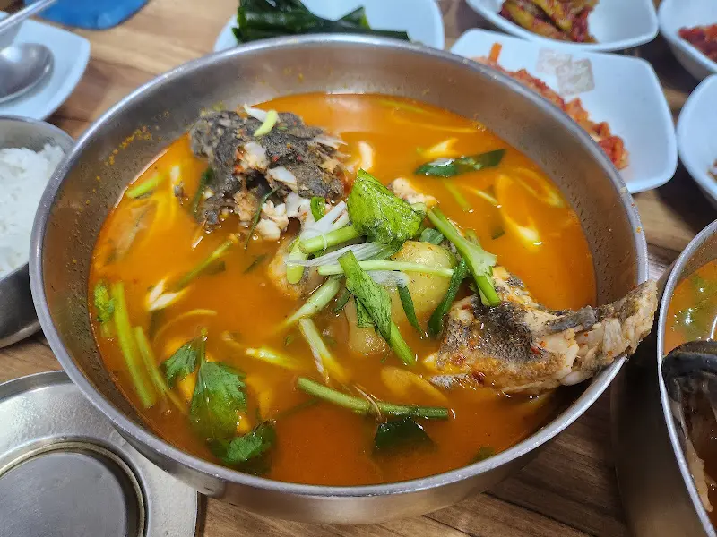 싱싱한 우럭이 들어간 매운탕