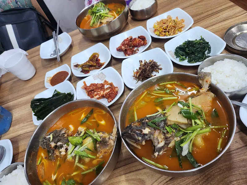 매운탕과 밑반찬 한 상 차림