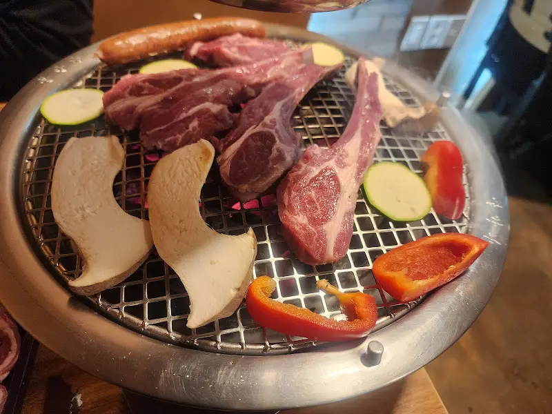 숯불 위에서 익어가는 양갈비