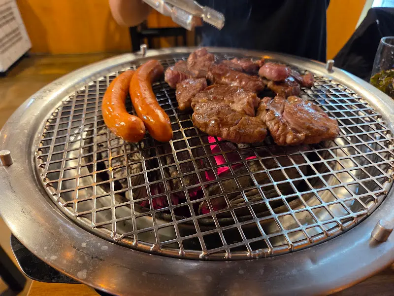 숯불 위에서 익어가는 양갈비