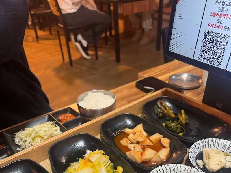 푸짐한 밑반찬과 공기밥