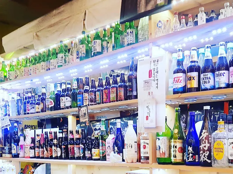 다양한 종류의 술이 진열된 모습