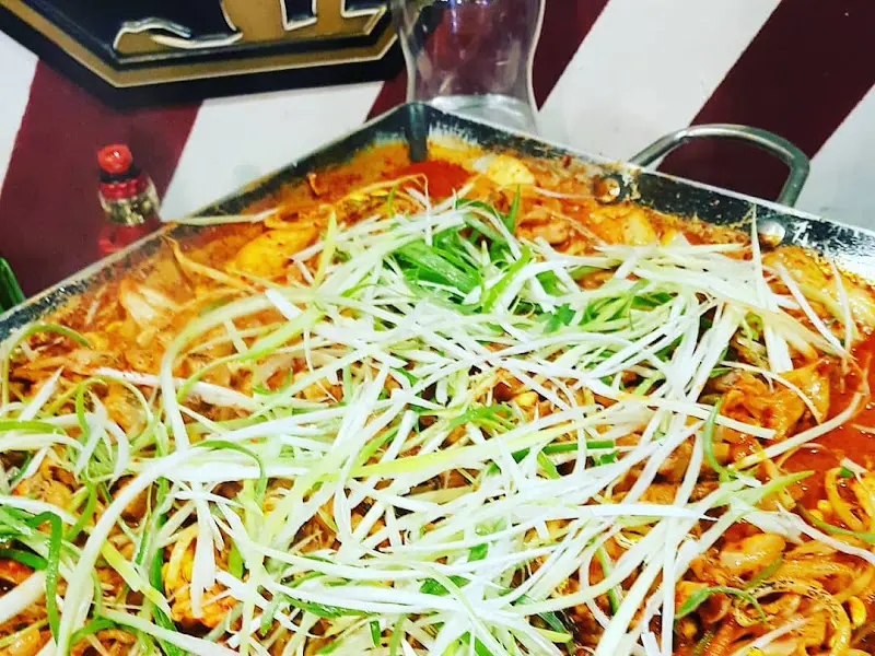 철판에 볶아져 나오는 닭갈비