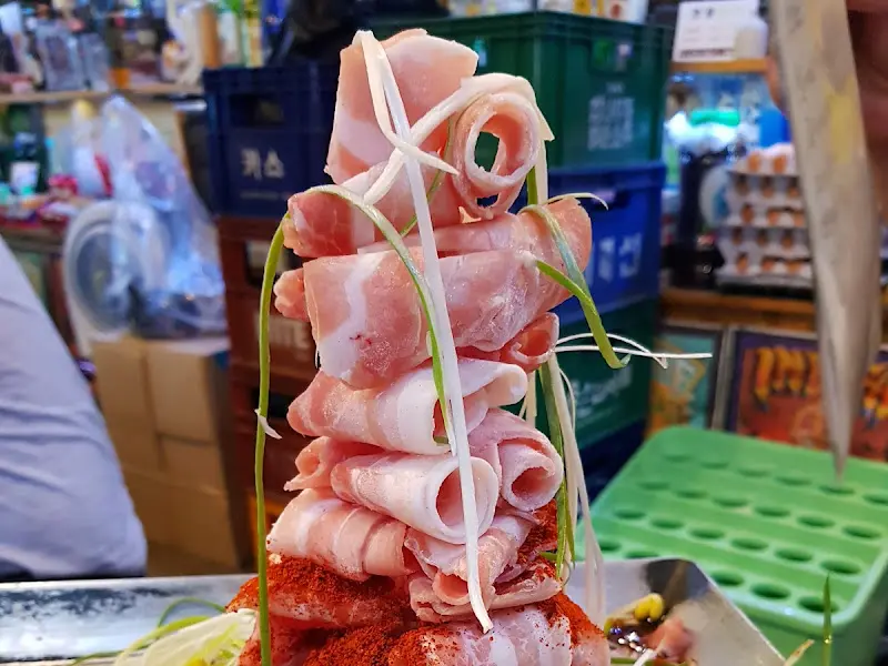 탑처럼 쌓아올린 삼겹살