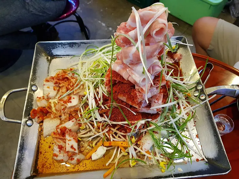 고기와 김치, 야채가 푸짐하게 담긴 음식