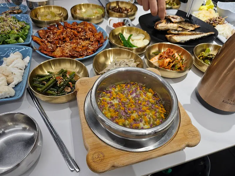 윤기가 흐르는 솥밥