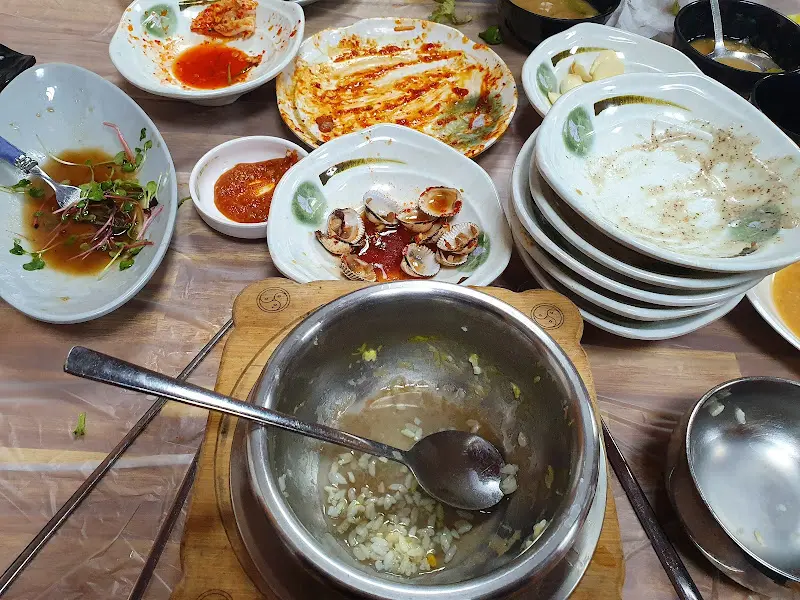 깨끗하게 비워진 밥그릇