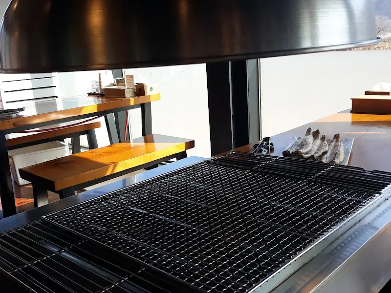 테이블 위 오븐에서 노릇하게 구워지는 장어