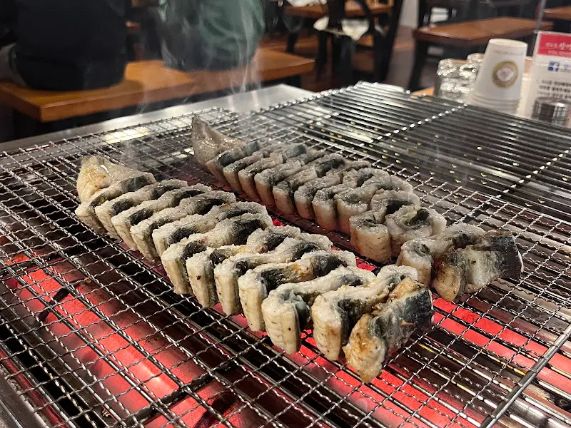 숯불 위에서 맛있게 익어가는 장어