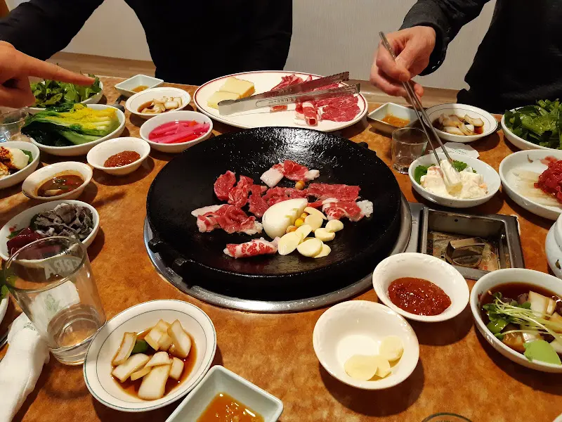 소고기 구이와 다양한 반찬들