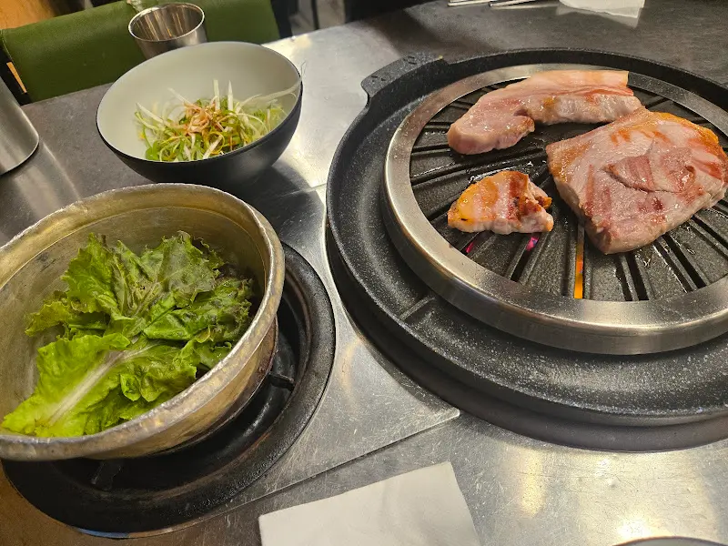 불판 위의 삼겹살