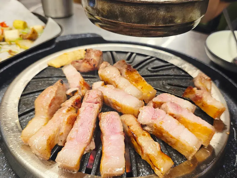 노릇노릇 구워진 고기