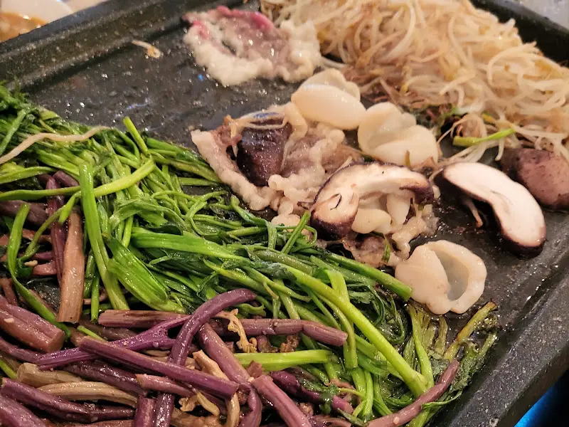 차돌, 관자, 버섯, 그리고 다채로운 채소가 어우러진 삼색 차돌 삼합