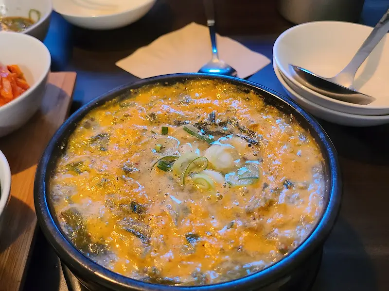 따뜻한 국물이 인상적인 청국장 밥