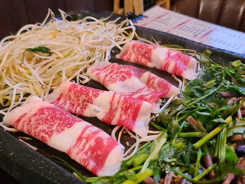 삼색 차돌 삼합의 신선한 재료들