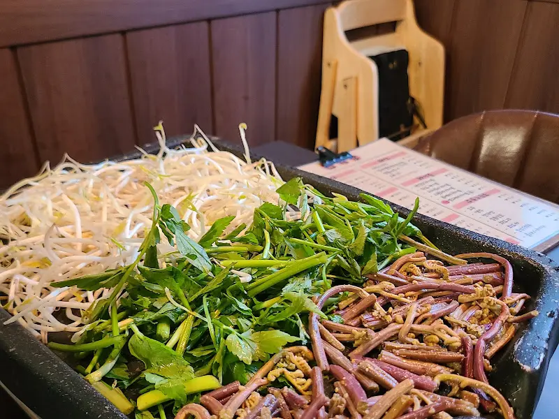 다양한 채소들이 신선함을 뽐내는 삼색 차돌 삼합