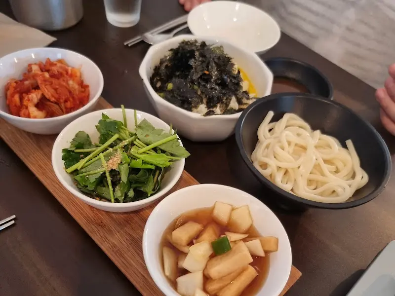 정갈하게 담겨 나온 밑반찬들