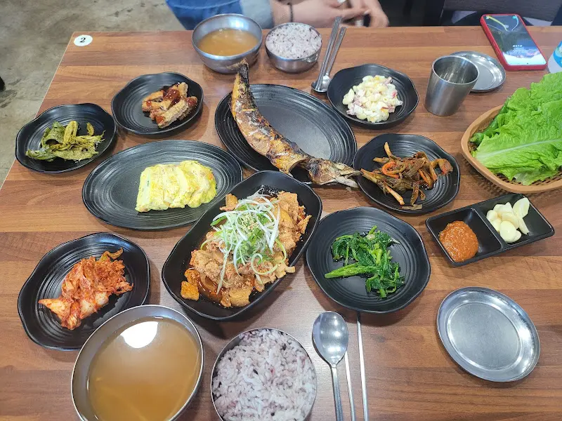 다채로운 밑반찬이 인상적인 옥돔정식