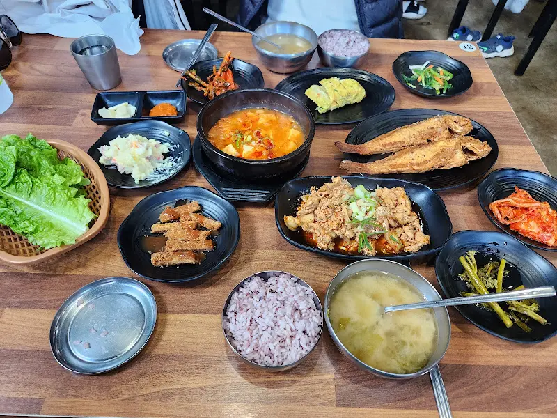 한 상 가득 차려진 옥돔정식