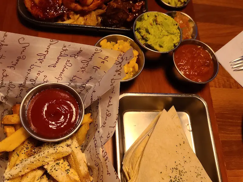 타코와 곁들여 먹는 소스들