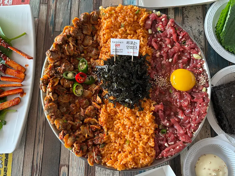 다채로운 색감과 신선함이 느껴지는 육꼬비 한 상차림