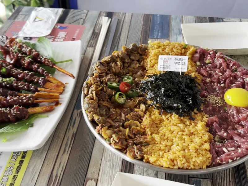 매콤한 양념과 쫄깃한 식감이 일품인 낙지호롱구이