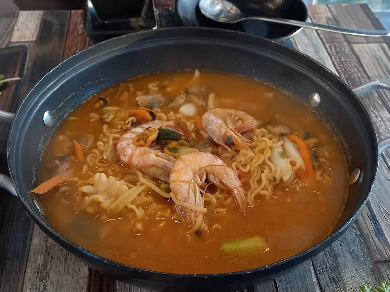 시원하고 칼칼한 국물이 일품인 해물라면