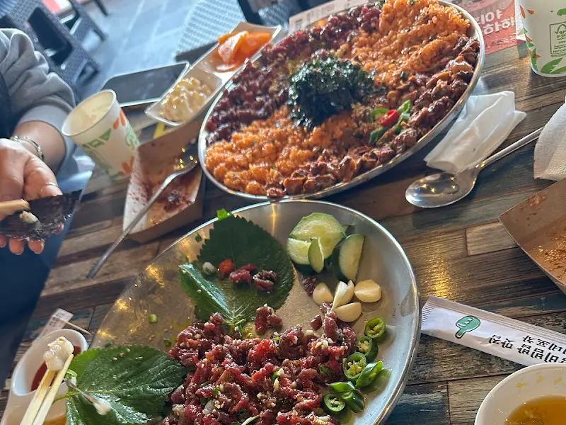 깻잎 위에 올려진 산낙지 탕탕이