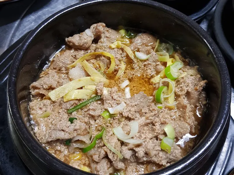 뚝배기에 담겨 보글보글 끓는 우렁된장의 모습