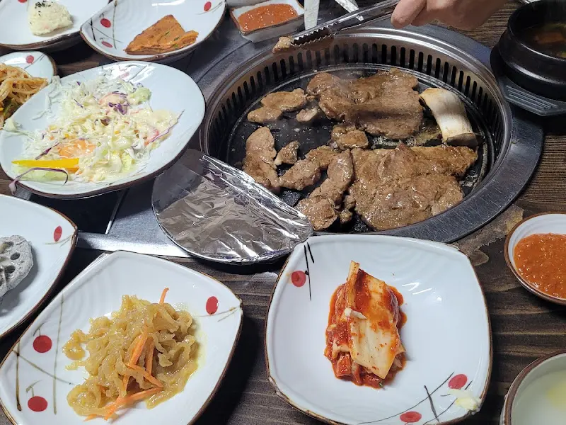 불판 위에서 노릇노릇하게 익어가는 돼지갈비의 모습