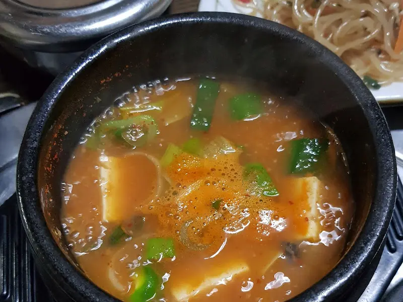 뚝배기에 담겨 보글보글 끓는 된장찌개의 모습